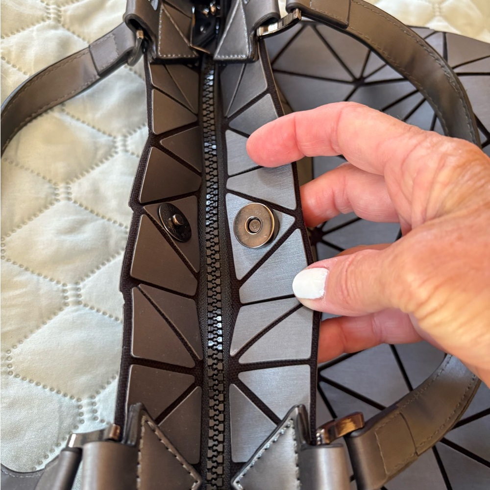 Geometric Patterned Gray Handbag - Picture 6 of 10
